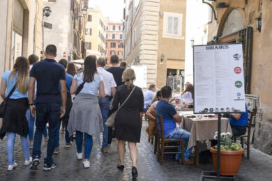 Commercio, tavolini selvaggi in Centro a Roma: scattano le chiusure