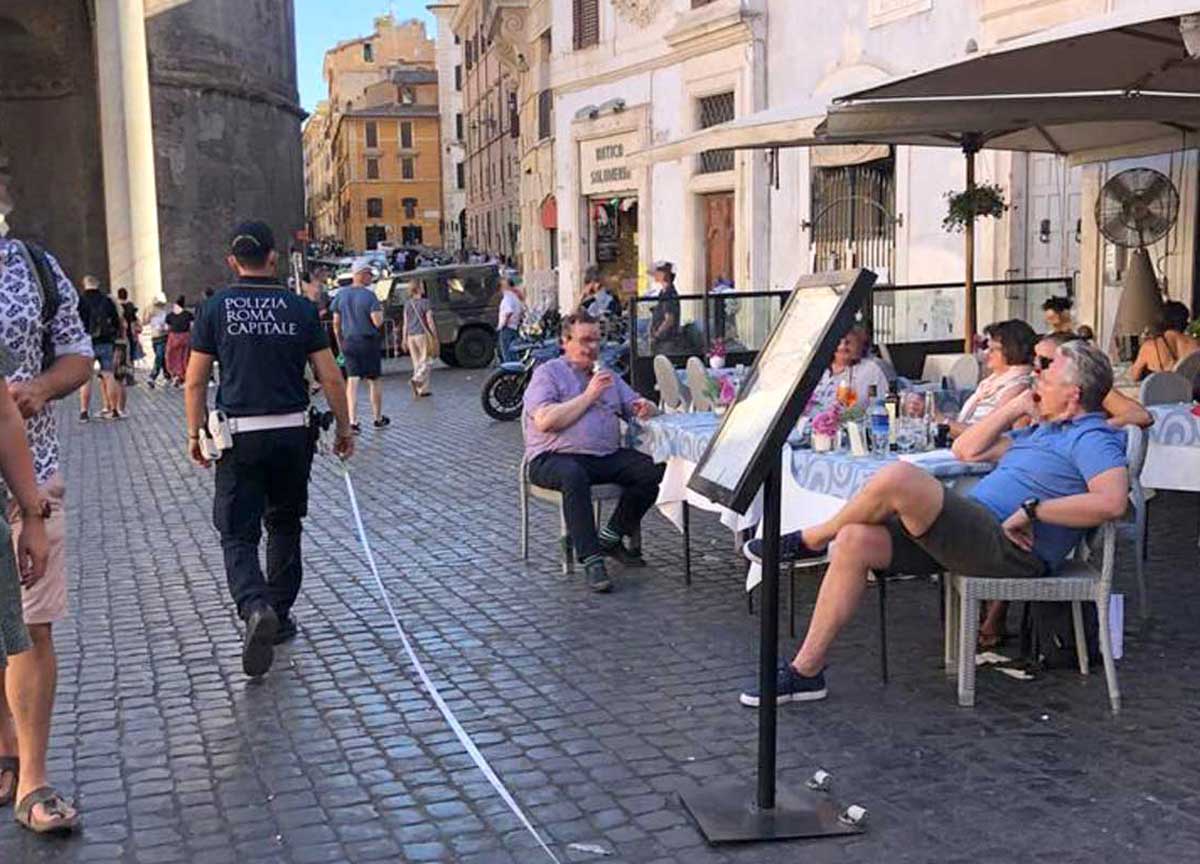 Commercio, tavolini selvaggi in Centro a Roma: scattano le chiusure