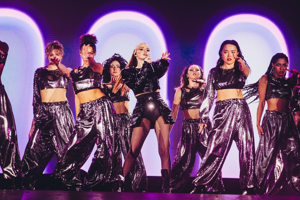 “Sei una bella fisica”, Ilary Blasi e Annalisa: siparietto-show sul palco di Battiti Live “Sei una bella fisica”, Ilary Blasi e Annalisa: siparietto-show sul palco di Battiti Live