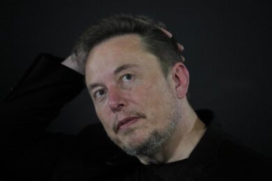 Tesla crolla, si dimezzano gli utili (-45%). Musk non sa più cosa inventarsi