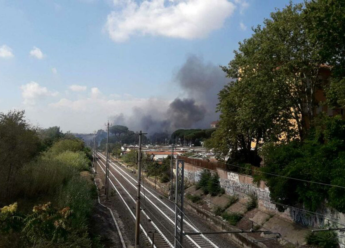 Parco degli Acquedotti, maxi rogo nell’area verde: bloccata anche la ferrovia Parco degli Acquedotti, maxi rogo nell’area verde: bloccata anche la ferrovia