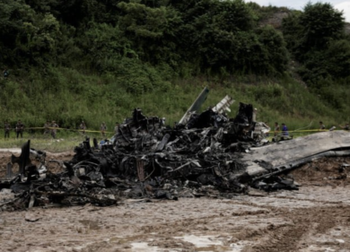 Aereo si schianta: 18 morti. Il video dell’esplosione, immagini forti: vivo solo il pilota
