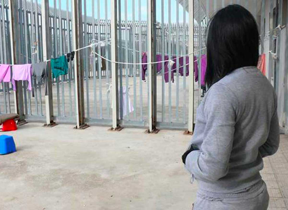 Immigrati, nuova rivolta al Cpr di Ponte Galeria: la protesta sui tetti Immigrati, nuova rivolta al Cpr di Ponte Galeria: la protesta sui tetti