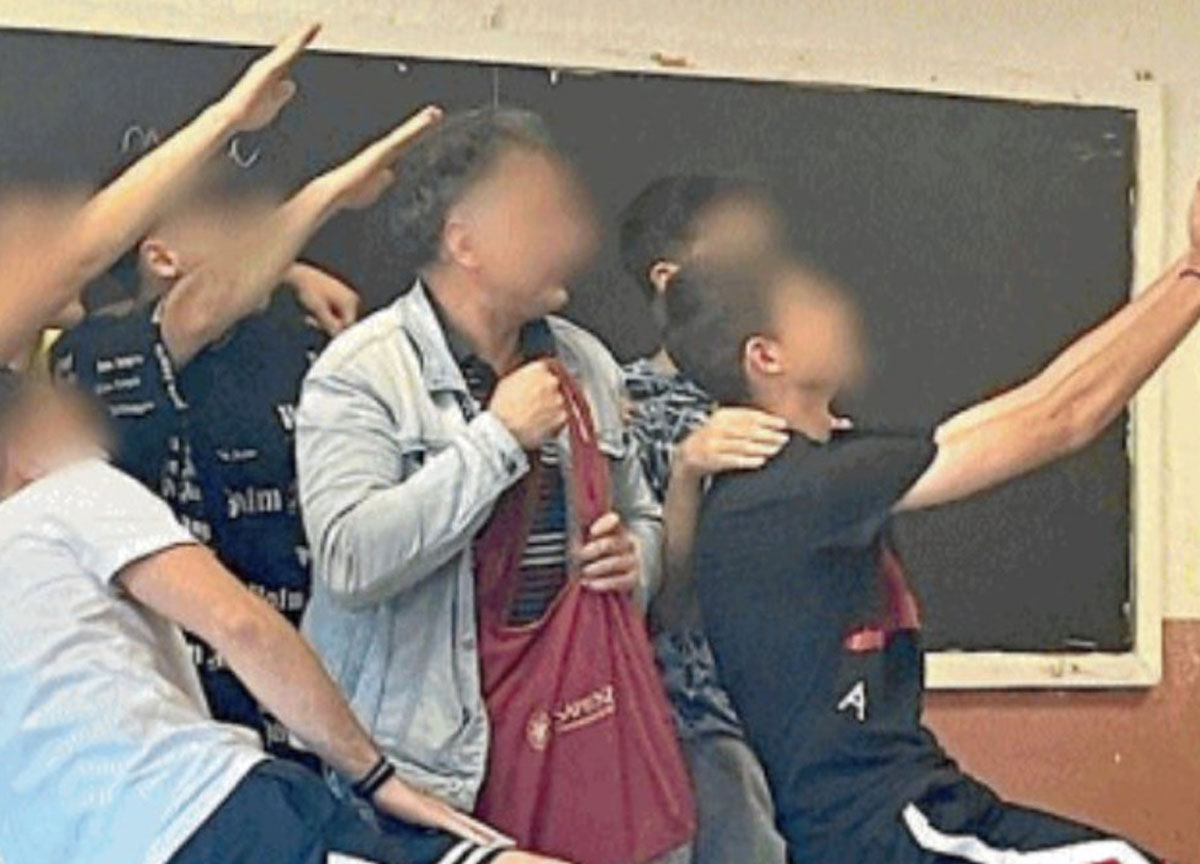 Saluti romani e battute omofobe e razziste a scuola: professore nei guai Saluti romani e battute omofobe e razziste a scuola: professore nei guai