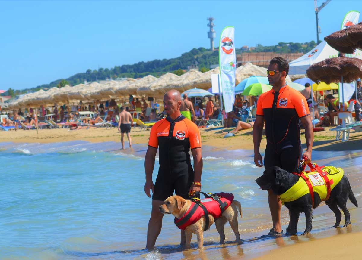 Chi getta mozziconi sulla spiaggia è un criminale. Cani bagnini e Marevivo uniti nella campagna