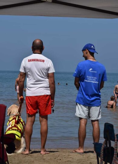 Chi getta mozziconi sulla spiaggia è un criminale. Cani bagnini e Marevivo uniti nella campagna