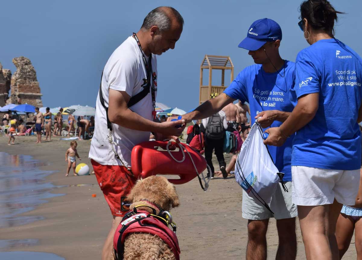 Chi getta mozziconi sulla spiaggia è un criminale. Cani bagnini e Marevivo uniti nella campagna
