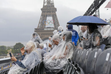 Parigi 2024, “Mosca dietro il caos ferrovie”. Soldati con il mitra tra gli spettatori