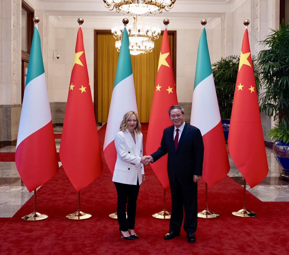 Meloni in Cina dopo l’uscita dell’Italia dalla Via della Seta: “Piano triennale su auto elettrica e rinnovabili”