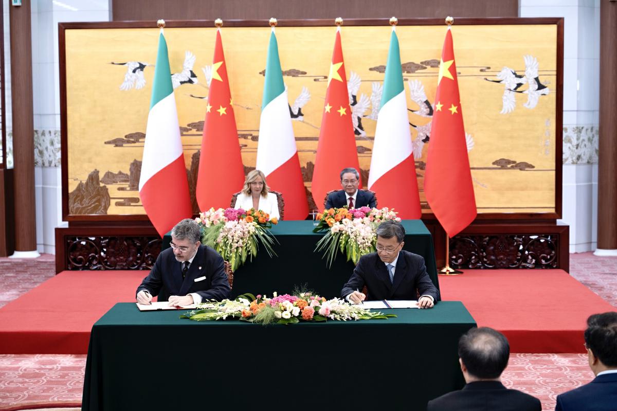 Meloni in Cina dopo l’uscita dell’Italia dalla Via della Seta: “Piano triennale su auto elettrica e rinnovabili”