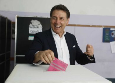 Sondaggi, la media: Centrodestra in calo. Risale il M5s