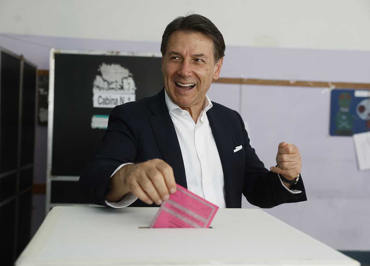 Sondaggi, la media: Centrodestra in calo. Risale il M5s Sondaggi, la media: Centrodestra in calo. Risale il M5s