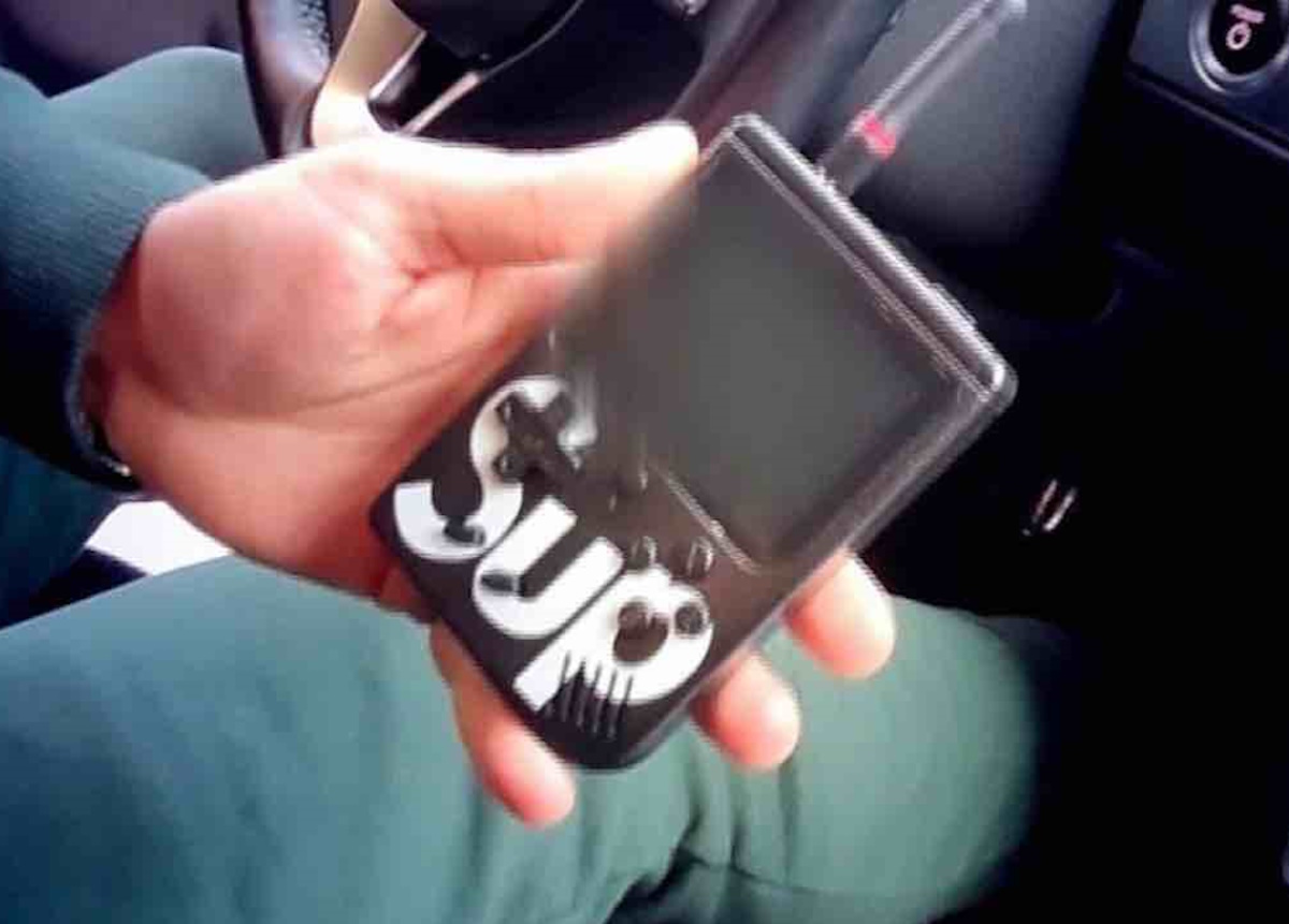 Furti d’auto, oggi riescono a copiare le chiavi con un “Game Boy” Furti d’auto, oggi riescono a copiare le chiavi con un “Game Boy”