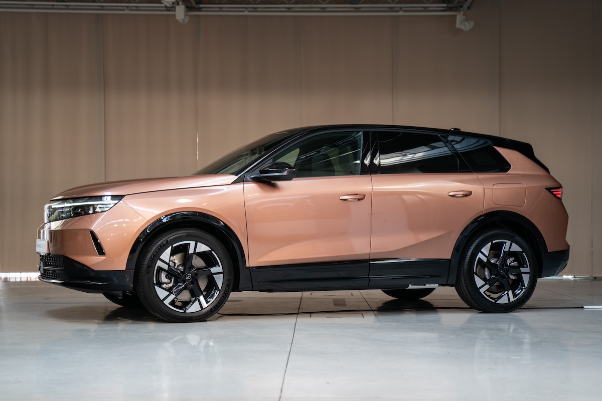 Opel Grandland 2024: design, tecnologia e autonomia fino a 700 km in elettrico Opel Grandland 2024: design, tecnologia e autonomia fino a 700 km in elettrico