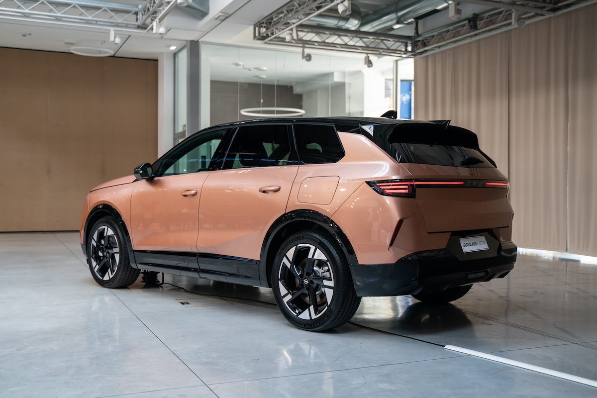 Opel Grandland 2024: design, tecnologia e autonomia fino a 700 km in elettrico Opel Grandland 2024: design, tecnologia e autonomia fino a 700 km in elettrico