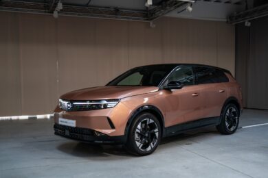 Opel Grandland 2024: design, tecnologia e autonomia fino a 700 km in elettrico