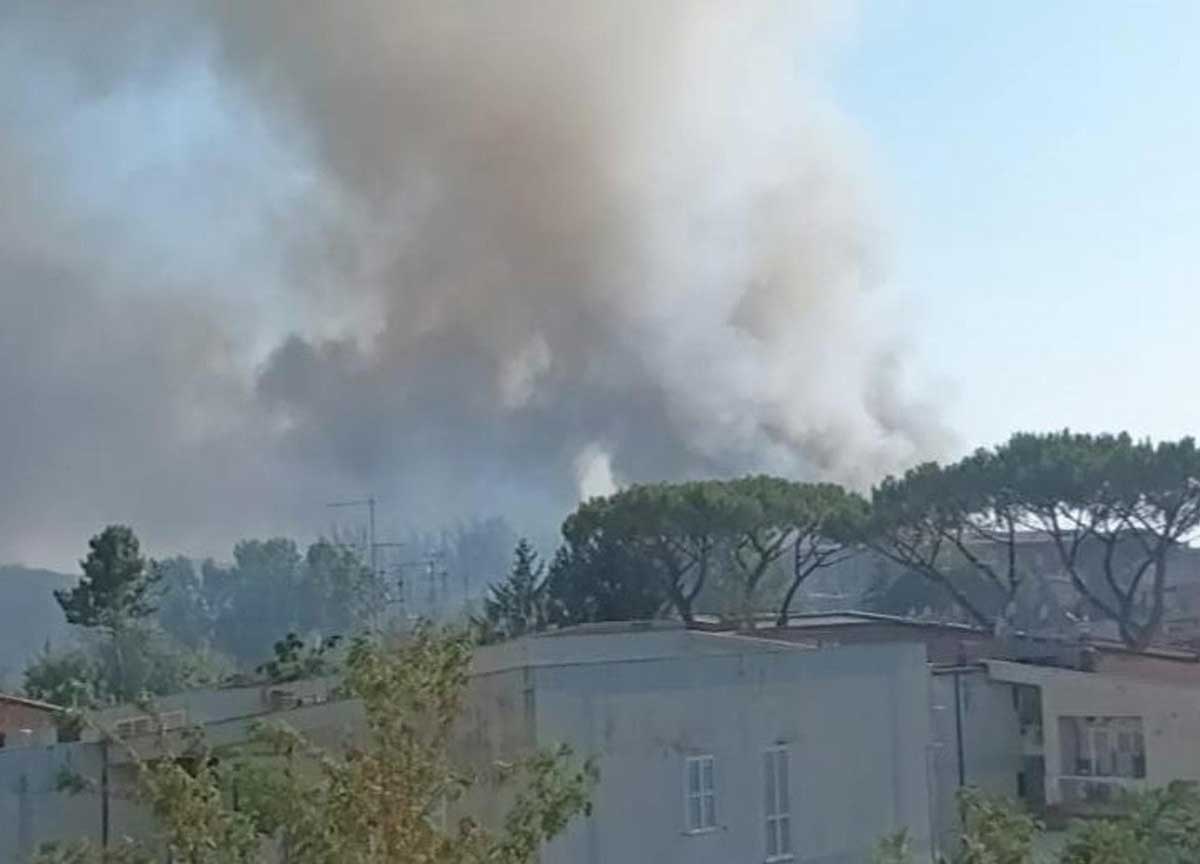 Rogo Ponte Mammolo: Roma est nella nube nera: 60 evacuati, fumo visibile in Abruzzo