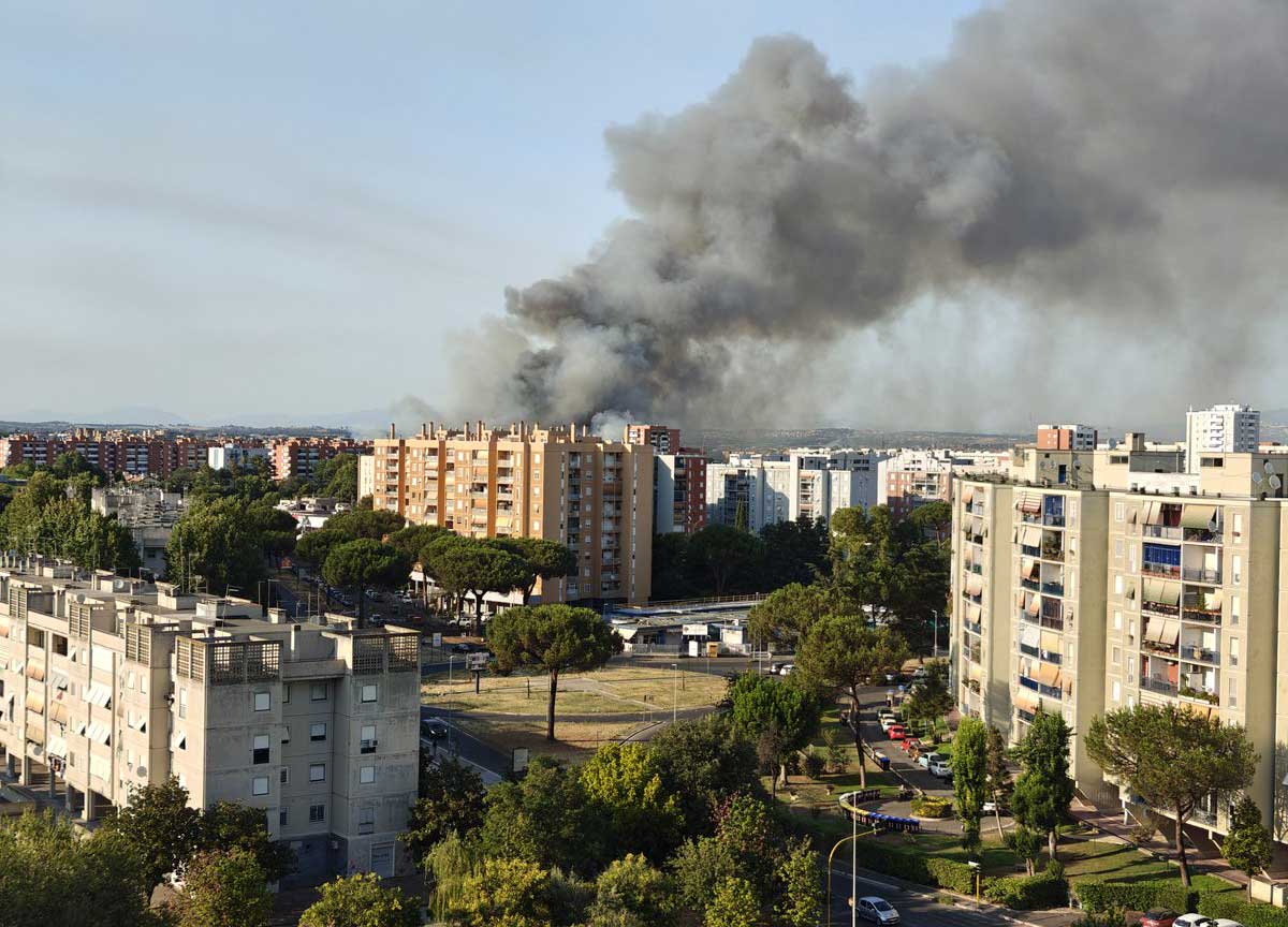 Rogo Ponte Mammolo: Roma est nella nube nera: 60 evacuati, fumo visibile in Abruzzo