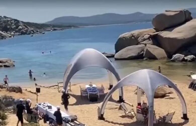 Sardegna, grigliata e campo da beach volley nella spiaggia di Talmone: lo yacht del milionario invade l’area protetta