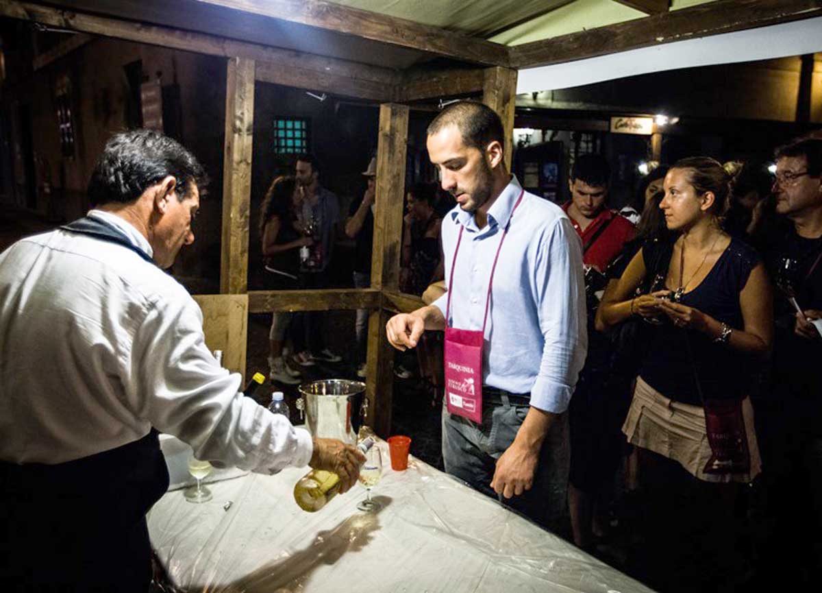 Brindisi alla salute degli etruschi: ecco il calice di vino che viene dalla storia Brindisi alla salute degli etruschi: ecco il calice di vino che viene dalla storia