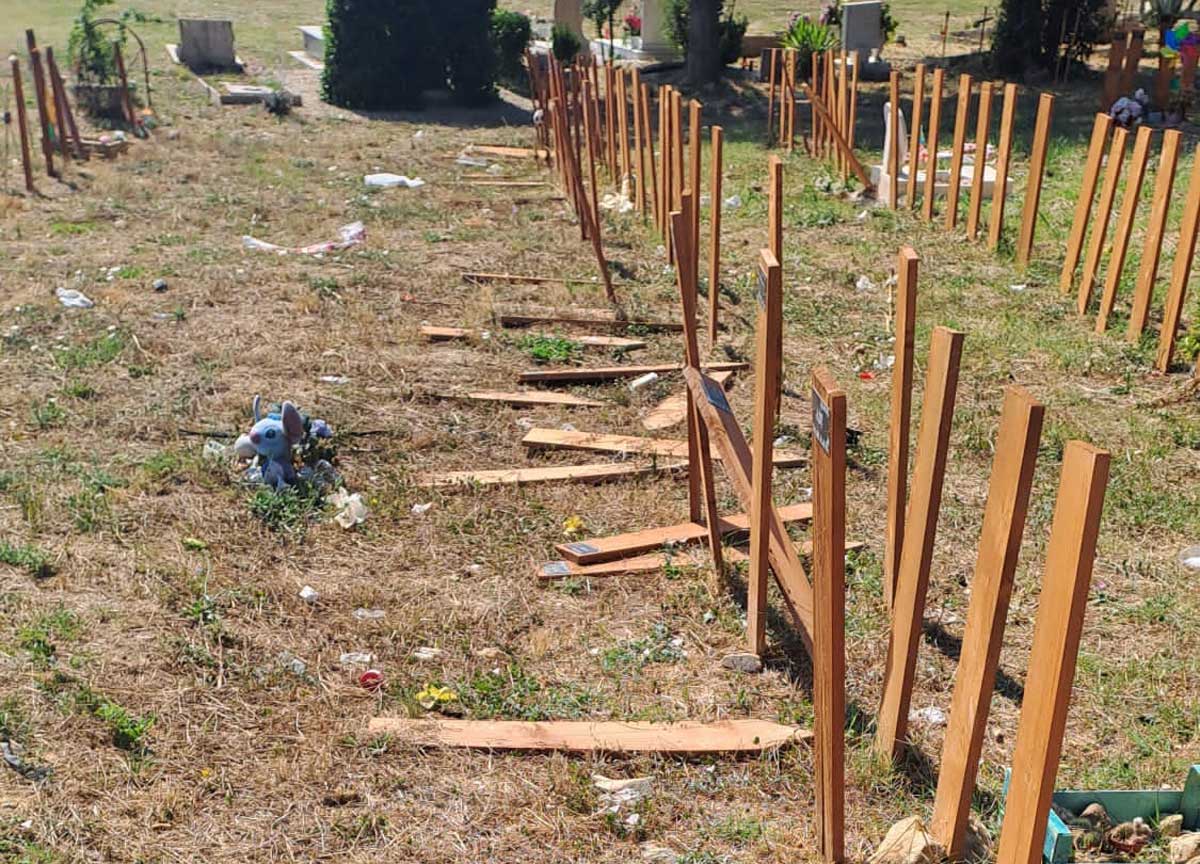 Cimitero dei feti Flaminio, l’ultimo oltraggio ai bimbi mai nati: devastate le croci. L’abbandono