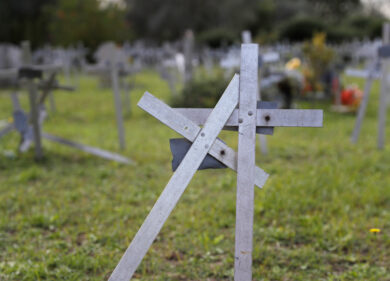 Cimitero dei feti Flaminio, l’ultimo oltraggio ai bimbi mai nati: devastate le croci. L’abbandono