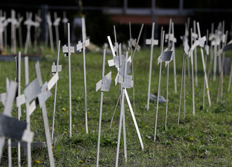 Cimitero dei feti Flaminio, l’ultimo oltraggio ai bimbi mai nati: devastate le croci. L’abbandono