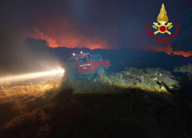 Incendi in Sardegna: 700 ettari di bosco divorati dalle fiamme. La Regione proclama lo stato di calamità per la siccità estrema