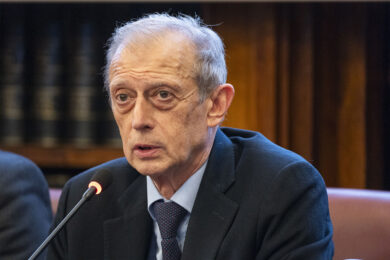 Profumo-gate, Fassino offre 500 euro pur di chiudere la vicenda. Il legale: “Soluzione pragmatica”