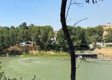 Roma brucia: Monte Mario devastato, fumo al Tribunale e evacuata la sede Rai. Sospesa l’Estate in diretta della De Girolamo