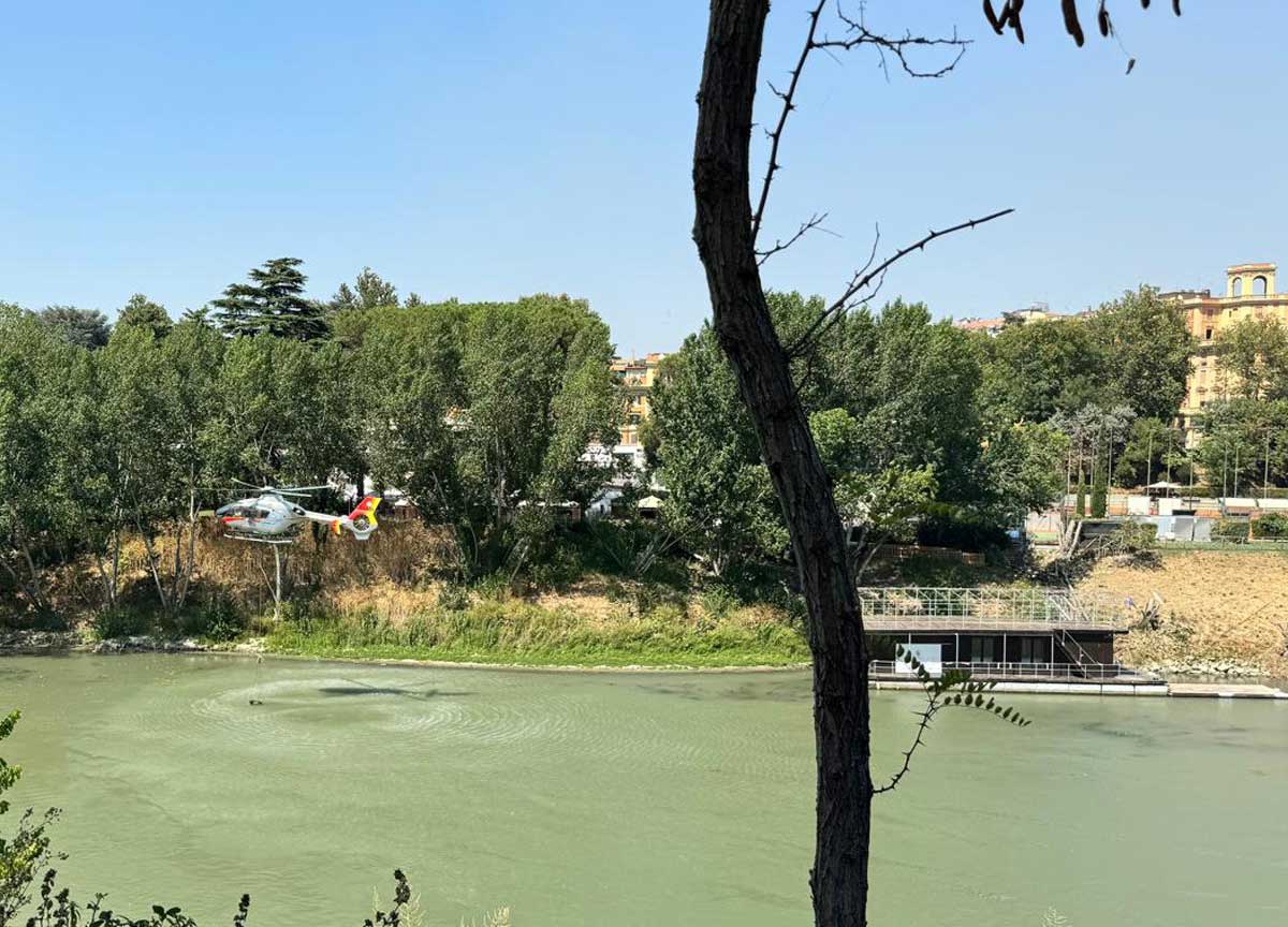 Roma brucia: Monte Mario devastato, fumo al Tribunale e evacuata la sede Rai. Sospesa l’Estate in diretta della De Girolamo Roma brucia: Monte Mario devastato, fumo al Tribunale e evacuata la sede Rai. Sospesa l’Estate in diretta della De Girolamo