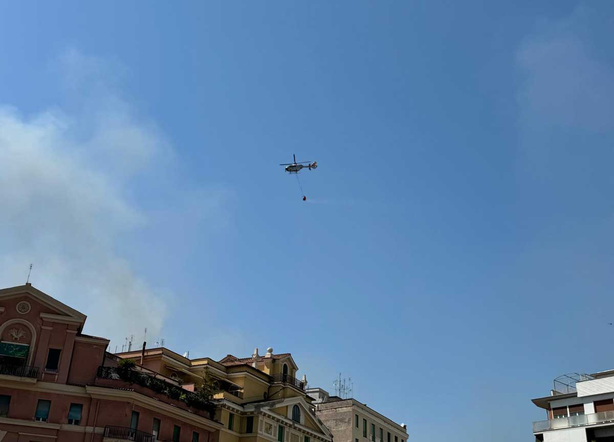 Roma brucia: Monte Mario devastato, fumo al Tribunale e evacuata la sede Rai. Sospesa l’Estate in diretta della De Girolamo Roma brucia: Monte Mario devastato, fumo al Tribunale e evacuata la sede Rai. Sospesa l’Estate in diretta della De Girolamo