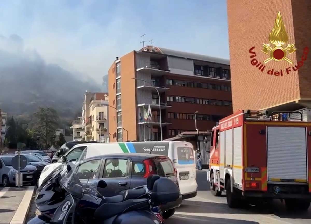 Roma, grande incendio vicino al Tribunale. Evacuata la sede Rai di via Teulada, sospesa “Estate in diretta”
