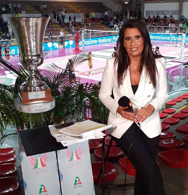 Chi è Simona Rolandi, che illumina le Notti Olimpiche Rai a Parigi 2024 (da medaglia d’oro negli ascolti tv) Chi è Simona Rolandi, che illumina le Notti Olimpiche Rai a Parigi 2024 (da medaglia d’oro negli ascolti tv)