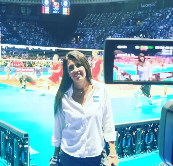 Chi è Simona Rolandi, che illumina le Notti Olimpiche Rai a Parigi 2024 (da medaglia d’oro negli ascolti tv) Chi è Simona Rolandi, che illumina le Notti Olimpiche Rai a Parigi 2024 (da medaglia d’oro negli ascolti tv)