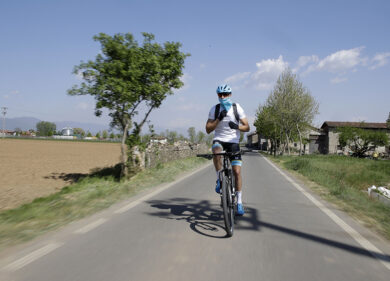 Ciclisti multati per eccesso di velocità su una ciclopedonale del Milanese