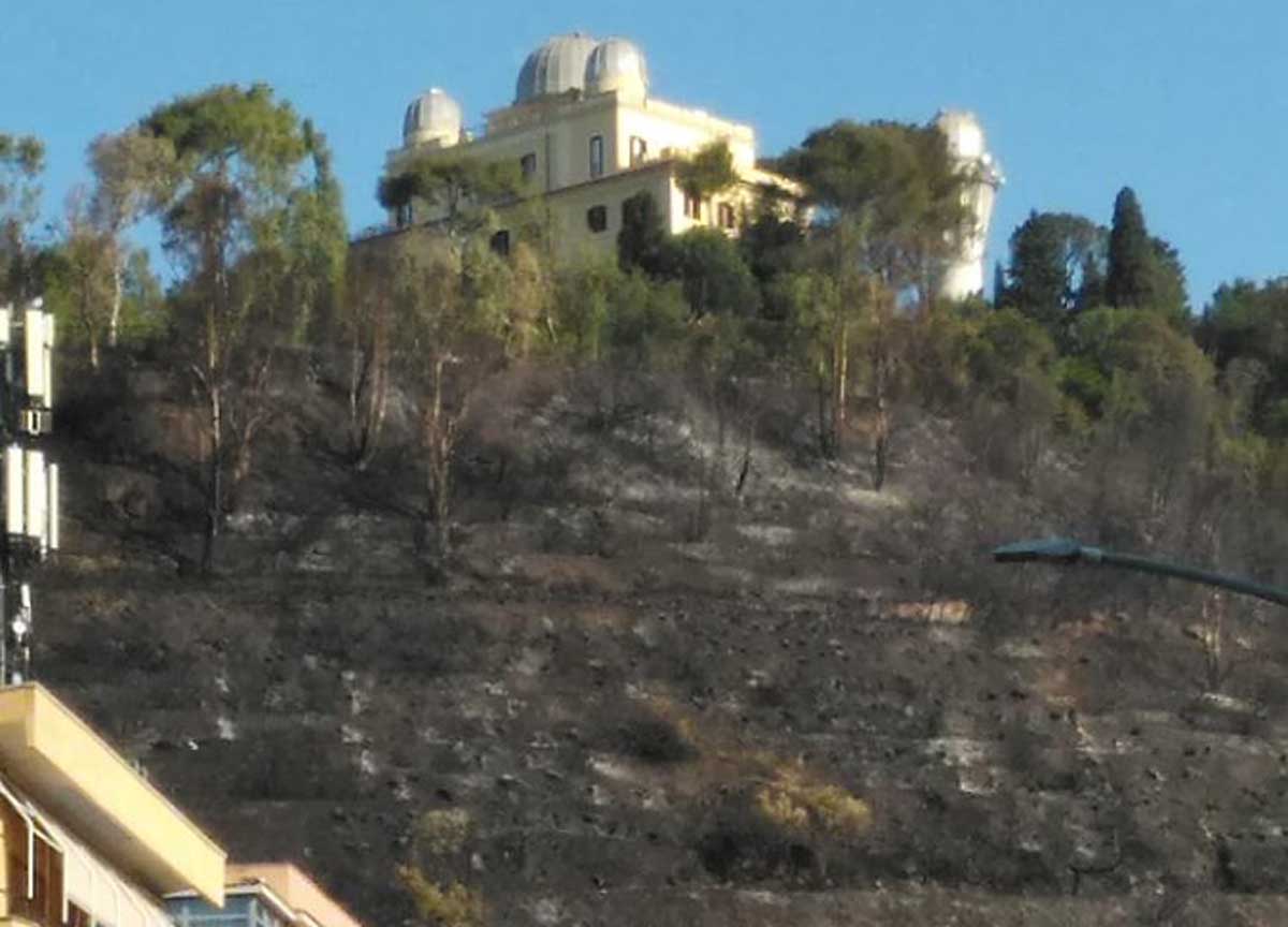 Rogo Monte Mario spento all’alba ma la collina ha “fumato” per 18 lunghissime ore. Il video dei residenti Rogo Monte Mario spento all’alba ma la collina ha “fumato” per 18 lunghissime ore. Il video dei residenti