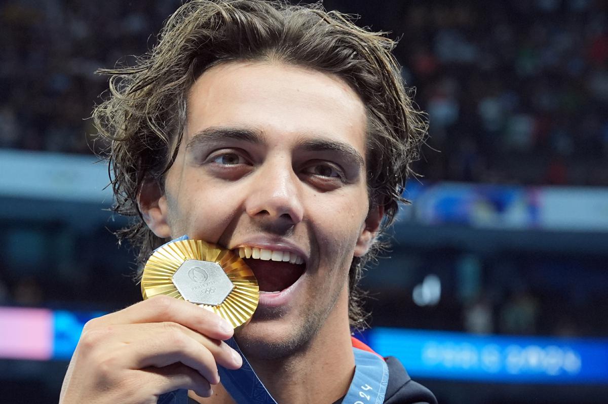 Thomas Ceccon? Medaglia d’oro in rete e sex simbol olimpico a Parigi 2024. Anche l’America ai piedi dello Squalo Thomas Ceccon? Medaglia d’oro in rete e sex simbol olimpico a Parigi 2024. Anche l’America ai piedi dello Squalo