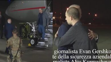 Biden e l’abbraccio con il giornalista del WSJ Gershkovich: ecco l’arrivo negli Usa di tre prigionieri liberati dalla Russia