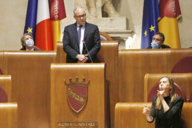 Pd e 5 Stelle volano gli stracci: a Roma Roberto Gualtieri flirta con FdI e poi ringrazia Calenda e Renzi