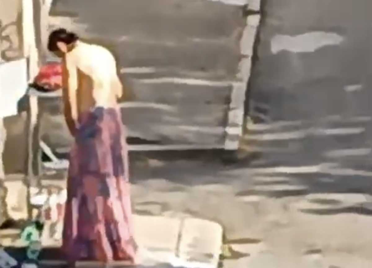 Roma: nudi, si lavano all’ingresso del Cimitero del Verano. Il video denuncia del leghista Fabrizio Santori Roma: nudi, si lavano all’ingresso del Cimitero del Verano. Il video denuncia del leghista Fabrizio Santori