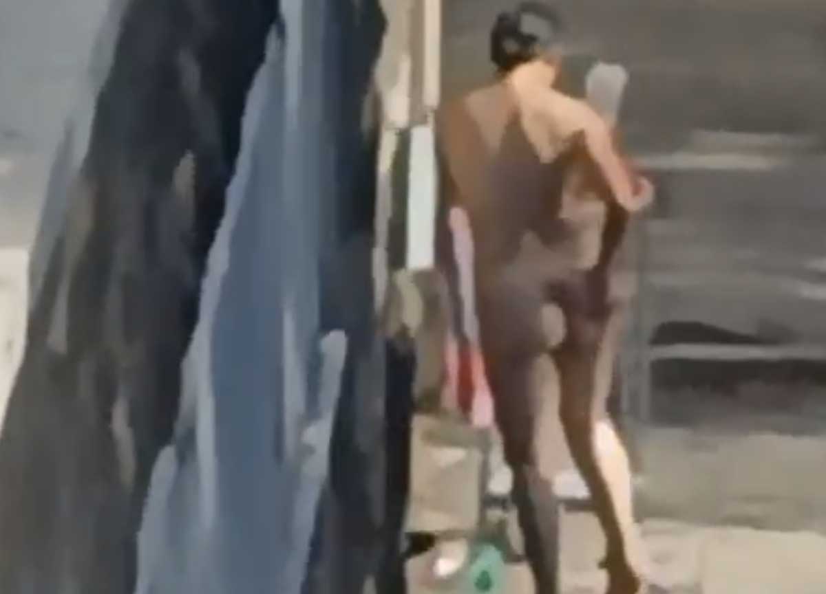 Roma: nudi, si lavano all’ingresso del Cimitero del Verano. Il video denuncia del leghista Fabrizio Santori Roma: nudi, si lavano all’ingresso del Cimitero del Verano. Il video denuncia del leghista Fabrizio Santori