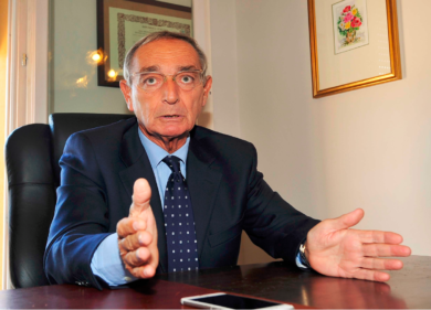 Carlo Taormina indagato a Napoli per corruzione in atti giudiziari. “La mia testa consegnata ai pm”. Ed è scontro con le Camere penali