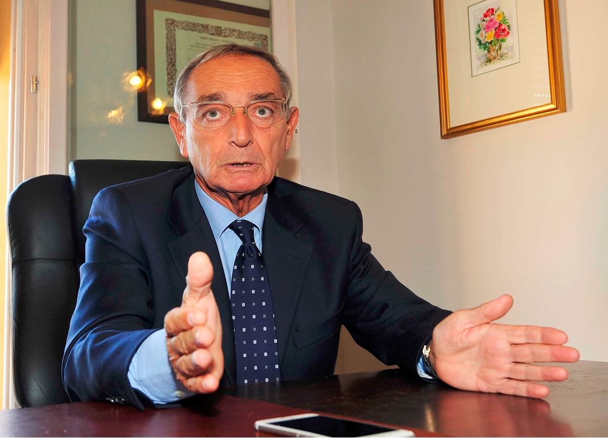 Carlo Taormina indagato a Napoli per corruzione in atti giudiziari. “La mia testa consegnata ai pm”. Ed è scontro con le Camere penali Carlo Taormina indagato a Napoli per corruzione in atti giudiziari. “La mia testa consegnata ai pm”. Ed è scontro con le Camere penali