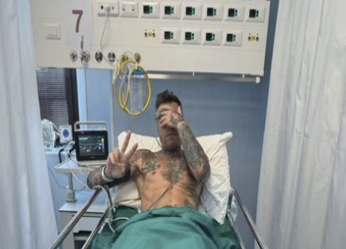 Galleria foto 'Fedez, malore durante il volo verso Gallipoli: ricoverato d’urgenza (poi dimesso). Annullati i concerti' - foto 1