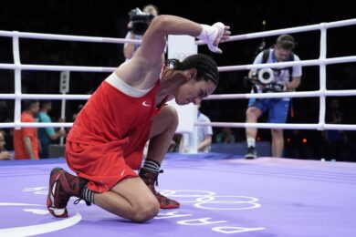 Parigi 2024, boxe: Khelif vince (medaglia sicura). Saluto militare e poi scoppia in lacrime. “Questione di dignità e onore per ogni donna”