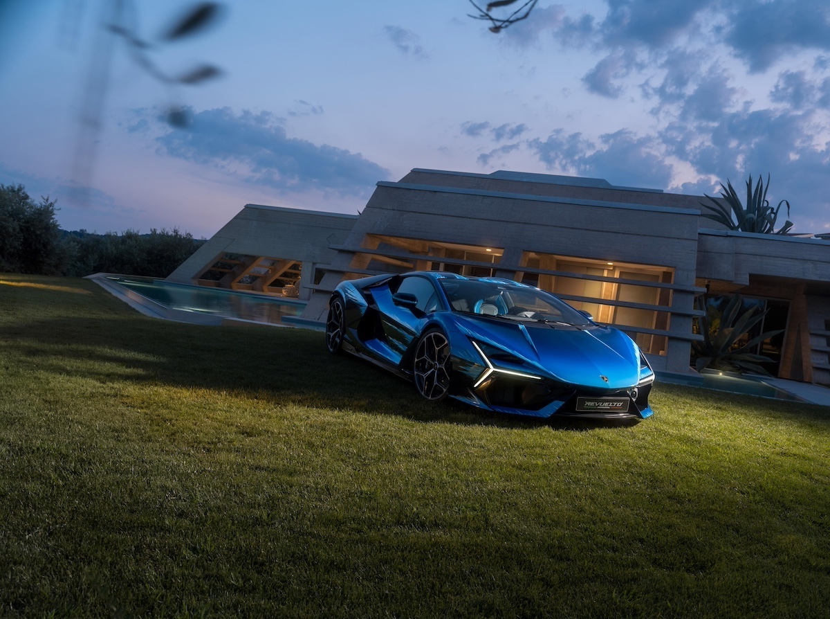 Lamborghini Revuelto opera unica: arte e Innovazione dal mare sardo