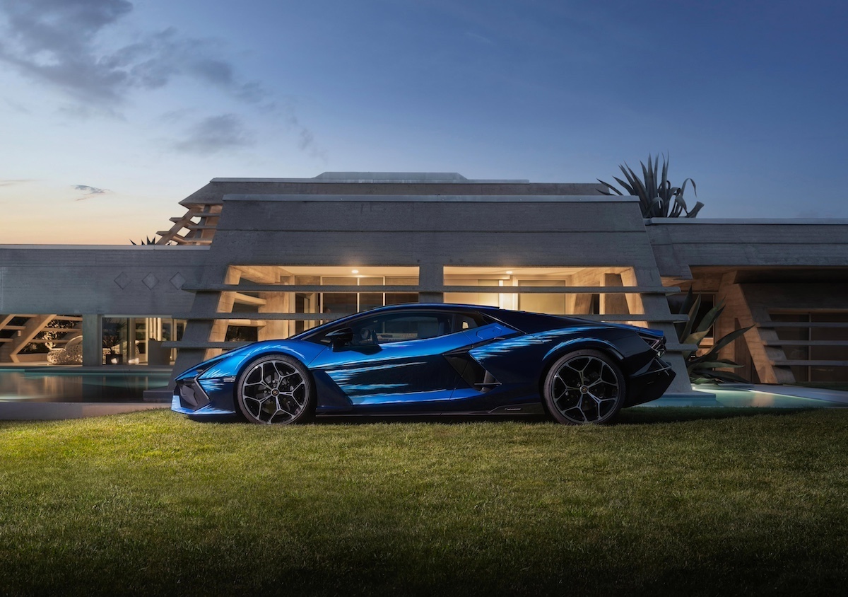 Lamborghini Revuelto opera unica: arte e Innovazione dal mare sardo