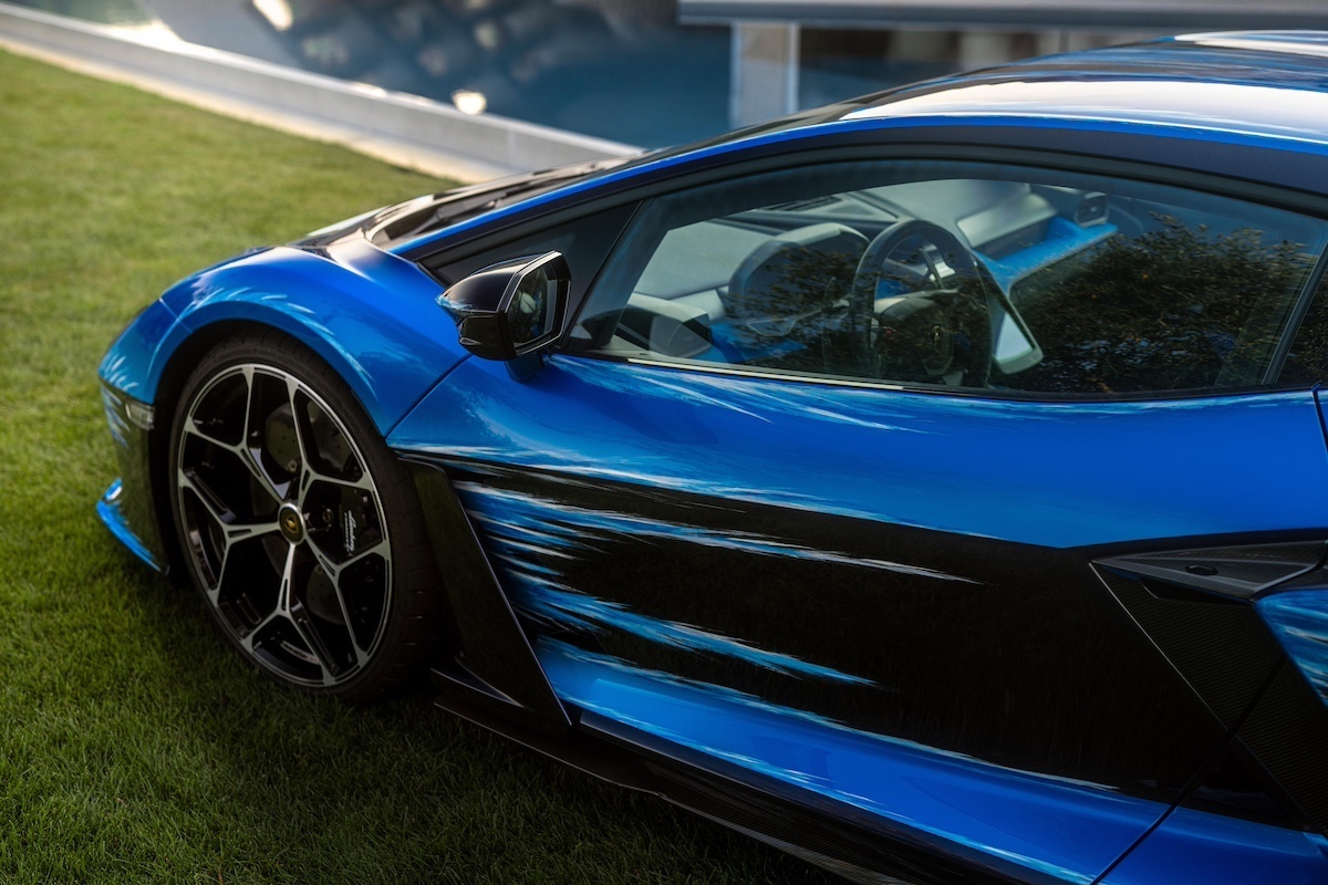 Lamborghini Revuelto opera unica: arte e Innovazione dal mare sardo
