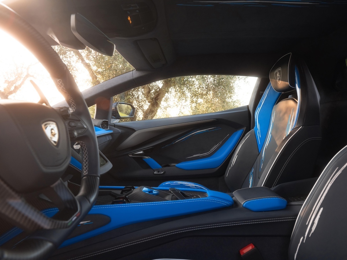 Lamborghini Revuelto opera unica: arte e Innovazione dal mare sardo